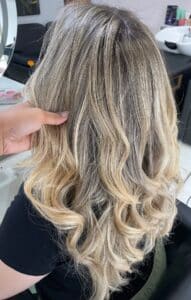 A Dayana Barros Concept une mais de 15 anos de experiência a um atendimento premium, focado em realçar sua beleza com técnica, cuidado e sofisticação. Oferecemos hidratação, corte, escova, mechas, coloração, unhas, cílios e depilação com produtos de alta qualidade e atenção personalizada. Estamos no bairoo de Vila Ema pertinho do Parque São Lucas, Vila Industrial, Vila Alpina e Vila Guarani, proporcionando conforto, confiança e resultados que elevam sua autoestima em cada visita.