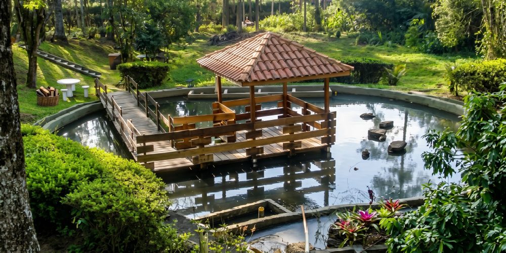Procurando a melhor chácara para alugar por dia em Santana do Parnaíba? A Chácara Castello é o refúgio exclusivo que você busca, combinando lazer de clube com a paz da natureza, a poucos minutos de Alphaville e São Paulo. Nossa estrutura é imbatível: aproveite uma piscina refrescante integrada à área gourmet com churrasqueira completa. Para o entretenimento, temos mesa de sinuca, lago relaxante e um complexo esportivo profissional com quadra de tênis, beach tennis, campo de futebol e quadra poliesportiva. Seja para um churrasco em família, Day Use ou eventos, a Chácara Castello oferece privacidade e diversão garantida. Garanta sua reserva e viva momentos inesquecíveis no melhor espaço de lazer da região!