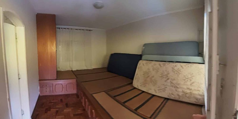 Procurando a melhor chácara para alugar por dia em Santana do Parnaíba? A Chácara Castello é o refúgio exclusivo que você busca, combinando lazer de clube com a paz da natureza, a poucos minutos de Alphaville e São Paulo. Nossa estrutura é imbatível: aproveite uma piscina refrescante integrada à área gourmet com churrasqueira completa. Para o entretenimento, temos mesa de sinuca, lago relaxante e um complexo esportivo profissional com quadra de tênis, beach tennis, campo de futebol e quadra poliesportiva. Seja para um churrasco em família, Day Use ou eventos, a Chácara Castello oferece privacidade e diversão garantida. Garanta sua reserva e viva momentos inesquecíveis no melhor espaço de lazer da região!