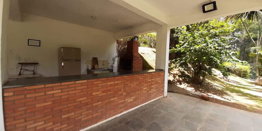 Procurando a melhor chácara para alugar por dia em Santana do Parnaíba? A Chácara Castello é o refúgio exclusivo que você busca, combinando lazer de clube com a paz da natureza, a poucos minutos de Alphaville e São Paulo. Nossa estrutura é imbatível: aproveite uma piscina refrescante integrada à área gourmet com churrasqueira completa. Para o entretenimento, temos mesa de sinuca, lago relaxante e um complexo esportivo profissional com quadra de tênis, beach tennis, campo de futebol e quadra poliesportiva. Seja para um churrasco em família, Day Use ou eventos, a Chácara Castello oferece privacidade e diversão garantida. Garanta sua reserva e viva momentos inesquecíveis no melhor espaço de lazer da região!