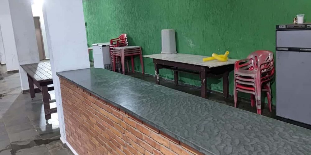 Procurando a melhor chácara para alugar por dia em Santana do Parnaíba? A Chácara Castello é o refúgio exclusivo que você busca, combinando lazer de clube com a paz da natureza, a poucos minutos de Alphaville e São Paulo. Nossa estrutura é imbatível: aproveite uma piscina refrescante integrada à área gourmet com churrasqueira completa. Para o entretenimento, temos mesa de sinuca, lago relaxante e um complexo esportivo profissional com quadra de tênis, beach tennis, campo de futebol e quadra poliesportiva. Seja para um churrasco em família, Day Use ou eventos, a Chácara Castello oferece privacidade e diversão garantida. Garanta sua reserva e viva momentos inesquecíveis no melhor espaço de lazer da região!