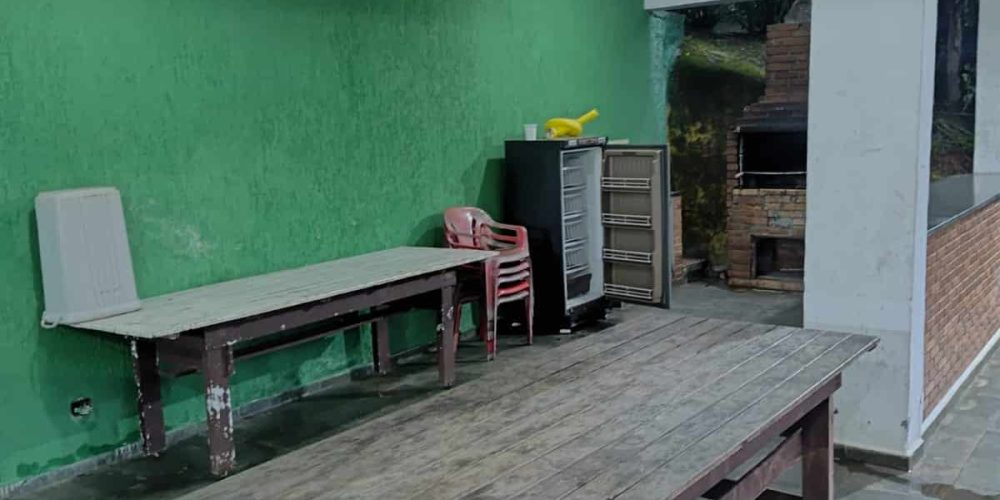 Procurando a melhor chácara para alugar por dia em Santana do Parnaíba? A Chácara Castello é o refúgio exclusivo que você busca, combinando lazer de clube com a paz da natureza, a poucos minutos de Alphaville e São Paulo. Nossa estrutura é imbatível: aproveite uma piscina refrescante integrada à área gourmet com churrasqueira completa. Para o entretenimento, temos mesa de sinuca, lago relaxante e um complexo esportivo profissional com quadra de tênis, beach tennis, campo de futebol e quadra poliesportiva. Seja para um churrasco em família, Day Use ou eventos, a Chácara Castello oferece privacidade e diversão garantida. Garanta sua reserva e viva momentos inesquecíveis no melhor espaço de lazer da região!