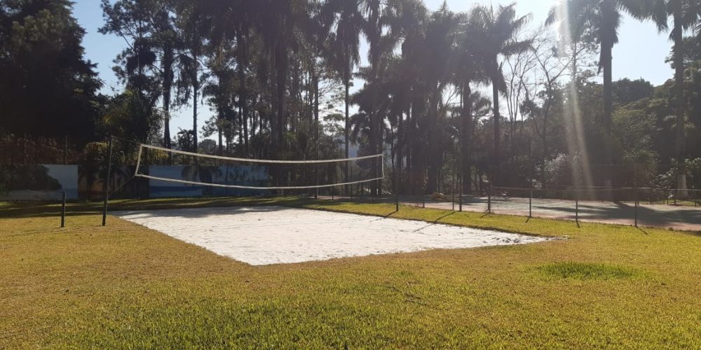 Procurando a melhor chácara para alugar por dia em Santana do Parnaíba? A Chácara Castello é o refúgio exclusivo que você busca, combinando lazer de clube com a paz da natureza, a poucos minutos de Alphaville e São Paulo. Nossa estrutura é imbatível: aproveite uma piscina refrescante integrada à área gourmet com churrasqueira completa. Para o entretenimento, temos mesa de sinuca, lago relaxante e um complexo esportivo profissional com quadra de tênis, beach tennis, campo de futebol e quadra poliesportiva. Seja para um churrasco em família, Day Use ou eventos, a Chácara Castello oferece privacidade e diversão garantida. Garanta sua reserva e viva momentos inesquecíveis no melhor espaço de lazer da região!