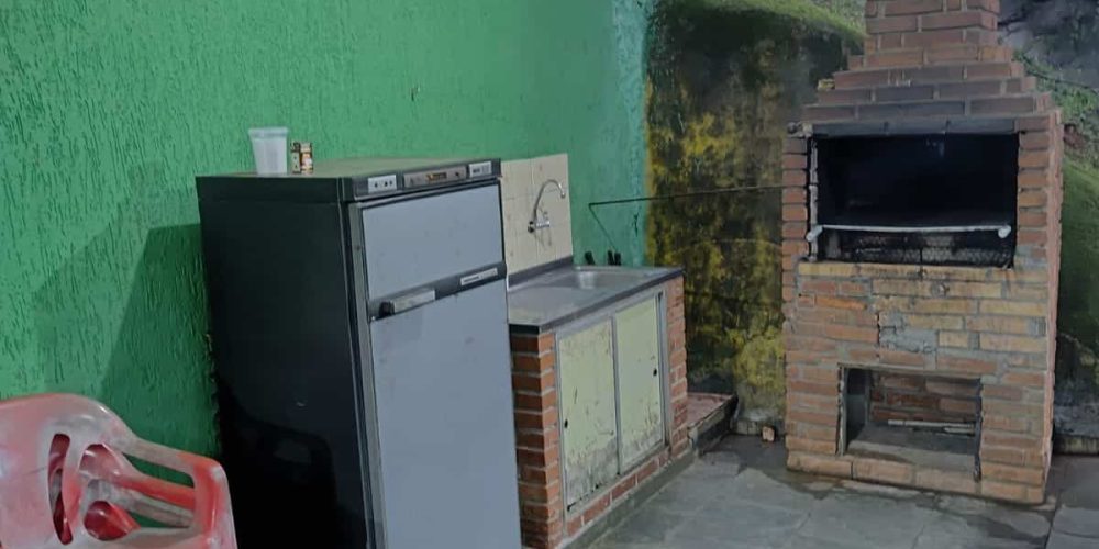 Procurando a melhor chácara para alugar por dia em Santana do Parnaíba? A Chácara Castello é o refúgio exclusivo que você busca, combinando lazer de clube com a paz da natureza, a poucos minutos de Alphaville e São Paulo. Nossa estrutura é imbatível: aproveite uma piscina refrescante integrada à área gourmet com churrasqueira completa. Para o entretenimento, temos mesa de sinuca, lago relaxante e um complexo esportivo profissional com quadra de tênis, beach tennis, campo de futebol e quadra poliesportiva. Seja para um churrasco em família, Day Use ou eventos, a Chácara Castello oferece privacidade e diversão garantida. Garanta sua reserva e viva momentos inesquecíveis no melhor espaço de lazer da região!