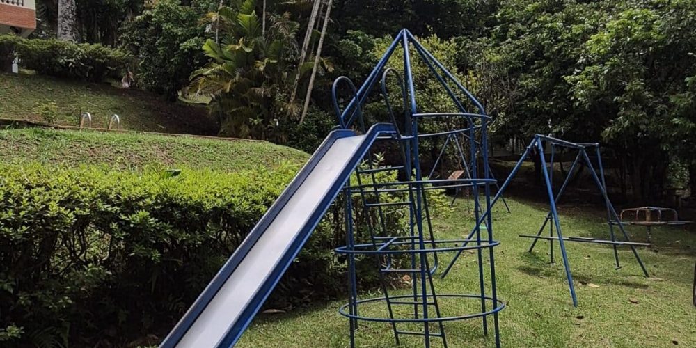 Procurando a melhor chácara para alugar por dia em Santana do Parnaíba? A Chácara Castello é o refúgio exclusivo que você busca, combinando lazer de clube com a paz da natureza, a poucos minutos de Alphaville e São Paulo. Nossa estrutura é imbatível: aproveite uma piscina refrescante integrada à área gourmet com churrasqueira completa. Para o entretenimento, temos mesa de sinuca, lago relaxante e um complexo esportivo profissional com quadra de tênis, beach tennis, campo de futebol e quadra poliesportiva. Seja para um churrasco em família, Day Use ou eventos, a Chácara Castello oferece privacidade e diversão garantida. Garanta sua reserva e viva momentos inesquecíveis no melhor espaço de lazer da região!
