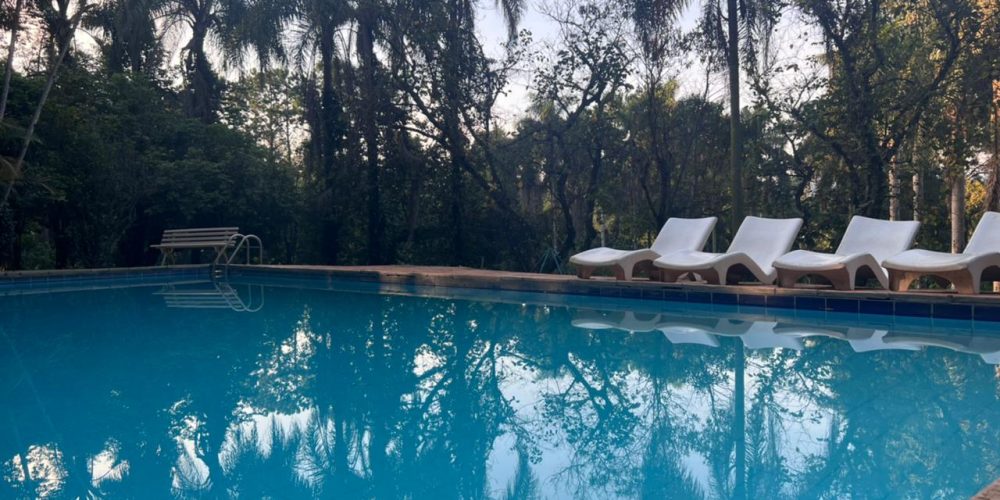 Procurando a melhor chácara para alugar por dia em Santana do Parnaíba? A Chácara Castello é o refúgio exclusivo que você busca, combinando lazer de clube com a paz da natureza, a poucos minutos de Alphaville e São Paulo. Nossa estrutura é imbatível: aproveite uma piscina refrescante integrada à área gourmet com churrasqueira completa. Para o entretenimento, temos mesa de sinuca, lago relaxante e um complexo esportivo profissional com quadra de tênis, beach tennis, campo de futebol e quadra poliesportiva. Seja para um churrasco em família, Day Use ou eventos, a Chácara Castello oferece privacidade e diversão garantida. Garanta sua reserva e viva momentos inesquecíveis no melhor espaço de lazer da região!