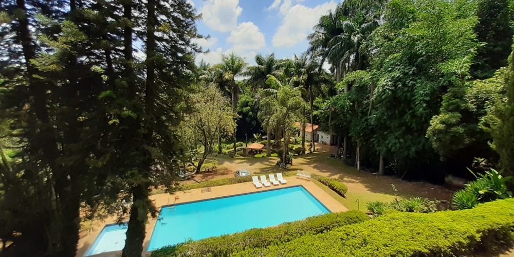Procurando a melhor chácara para alugar por dia em Santana do Parnaíba? A Chácara Castello é o refúgio exclusivo que você busca, combinando lazer de clube com a paz da natureza, a poucos minutos de Alphaville e São Paulo. Nossa estrutura é imbatível: aproveite uma piscina refrescante integrada à área gourmet com churrasqueira completa. Para o entretenimento, temos mesa de sinuca, lago relaxante e um complexo esportivo profissional com quadra de tênis, beach tennis, campo de futebol e quadra poliesportiva. Seja para um churrasco em família, Day Use ou eventos, a Chácara Castello oferece privacidade e diversão garantida. Garanta sua reserva e viva momentos inesquecíveis no melhor espaço de lazer da região!