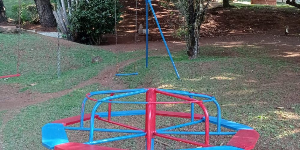 Procurando a melhor chácara para alugar por dia em Santana do Parnaíba? A Chácara Castello é o refúgio exclusivo que você busca, combinando lazer de clube com a paz da natureza, a poucos minutos de Alphaville e São Paulo. Nossa estrutura é imbatível: aproveite uma piscina refrescante integrada à área gourmet com churrasqueira completa. Para o entretenimento, temos mesa de sinuca, lago relaxante e um complexo esportivo profissional com quadra de tênis, beach tennis, campo de futebol e quadra poliesportiva. Seja para um churrasco em família, Day Use ou eventos, a Chácara Castello oferece privacidade e diversão garantida. Garanta sua reserva e viva momentos inesquecíveis no melhor espaço de lazer da região!