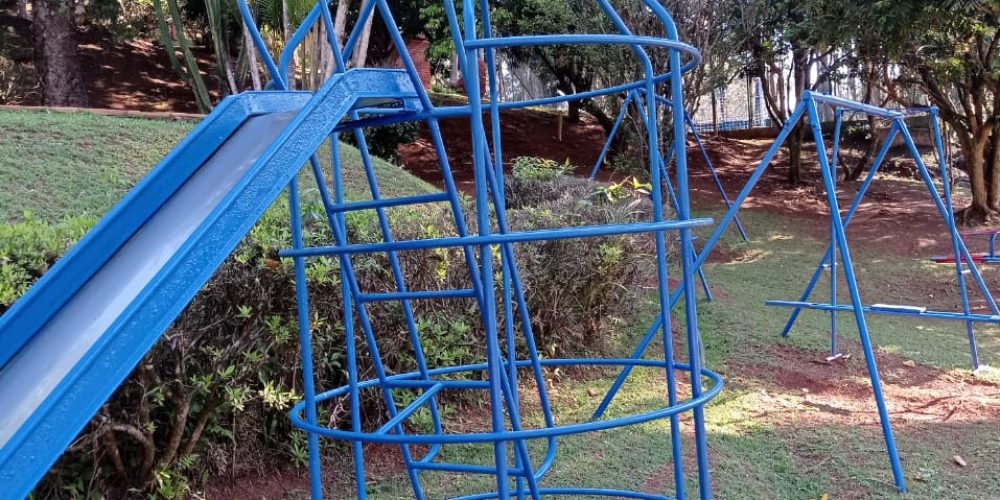 Procurando a melhor chácara para alugar por dia em Santana do Parnaíba? A Chácara Castello é o refúgio exclusivo que você busca, combinando lazer de clube com a paz da natureza, a poucos minutos de Alphaville e São Paulo. Nossa estrutura é imbatível: aproveite uma piscina refrescante integrada à área gourmet com churrasqueira completa. Para o entretenimento, temos mesa de sinuca, lago relaxante e um complexo esportivo profissional com quadra de tênis, beach tennis, campo de futebol e quadra poliesportiva. Seja para um churrasco em família, Day Use ou eventos, a Chácara Castello oferece privacidade e diversão garantida. Garanta sua reserva e viva momentos inesquecíveis no melhor espaço de lazer da região!