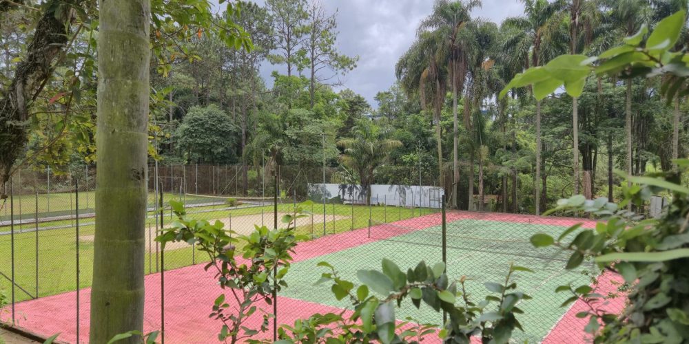 Procurando a melhor chácara para alugar por dia em Santana do Parnaíba? A Chácara Castello é o refúgio exclusivo que você busca, combinando lazer de clube com a paz da natureza, a poucos minutos de Alphaville e São Paulo. Nossa estrutura é imbatível: aproveite uma piscina refrescante integrada à área gourmet com churrasqueira completa. Para o entretenimento, temos mesa de sinuca, lago relaxante e um complexo esportivo profissional com quadra de tênis, beach tennis, campo de futebol e quadra poliesportiva. Seja para um churrasco em família, Day Use ou eventos, a Chácara Castello oferece privacidade e diversão garantida. Garanta sua reserva e viva momentos inesquecíveis no melhor espaço de lazer da região!