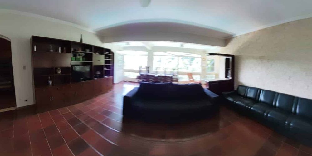 Procurando a melhor chácara para alugar por dia em Santana do Parnaíba? A Chácara Castello é o refúgio exclusivo que você busca, combinando lazer de clube com a paz da natureza, a poucos minutos de Alphaville e São Paulo. Nossa estrutura é imbatível: aproveite uma piscina refrescante integrada à área gourmet com churrasqueira completa. Para o entretenimento, temos mesa de sinuca, lago relaxante e um complexo esportivo profissional com quadra de tênis, beach tennis, campo de futebol e quadra poliesportiva. Seja para um churrasco em família, Day Use ou eventos, a Chácara Castello oferece privacidade e diversão garantida. Garanta sua reserva e viva momentos inesquecíveis no melhor espaço de lazer da região!