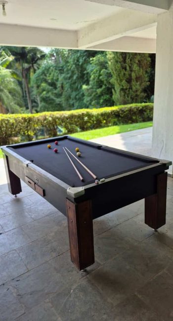 Procurando a melhor chácara para alugar por dia em Santana do Parnaíba? A Chácara Castello é o refúgio exclusivo que você busca, combinando lazer de clube com a paz da natureza, a poucos minutos de Alphaville e São Paulo. Nossa estrutura é imbatível: aproveite uma piscina refrescante integrada à área gourmet com churrasqueira completa. Para o entretenimento, temos mesa de sinuca, lago relaxante e um complexo esportivo profissional com quadra de tênis, beach tennis, campo de futebol e quadra poliesportiva. Seja para um churrasco em família, Day Use ou eventos, a Chácara Castello oferece privacidade e diversão garantida. Garanta sua reserva e viva momentos inesquecíveis no melhor espaço de lazer da região!